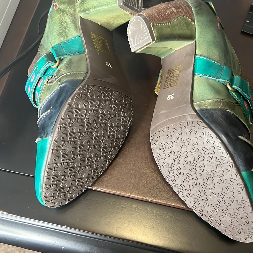 L’ARTISTE ankle booties